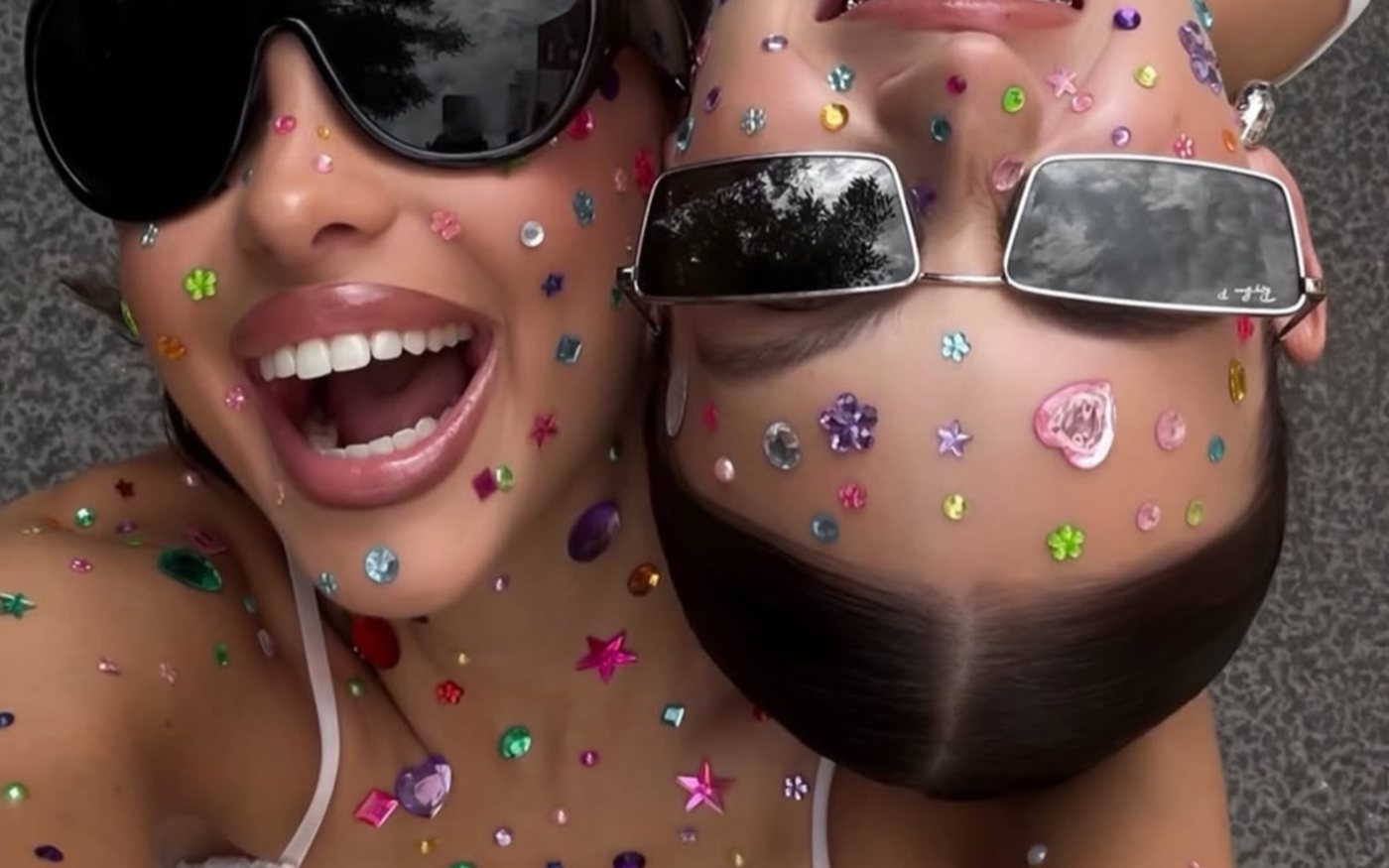 Dos mujeres con cristales de colores pegados en la cara y los hombros