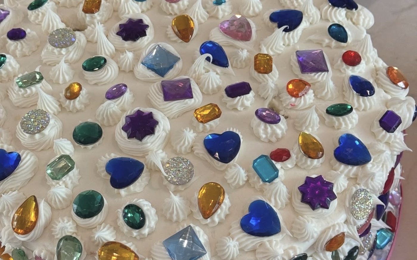 Bizcocho blanco cubierto de piedras de colores