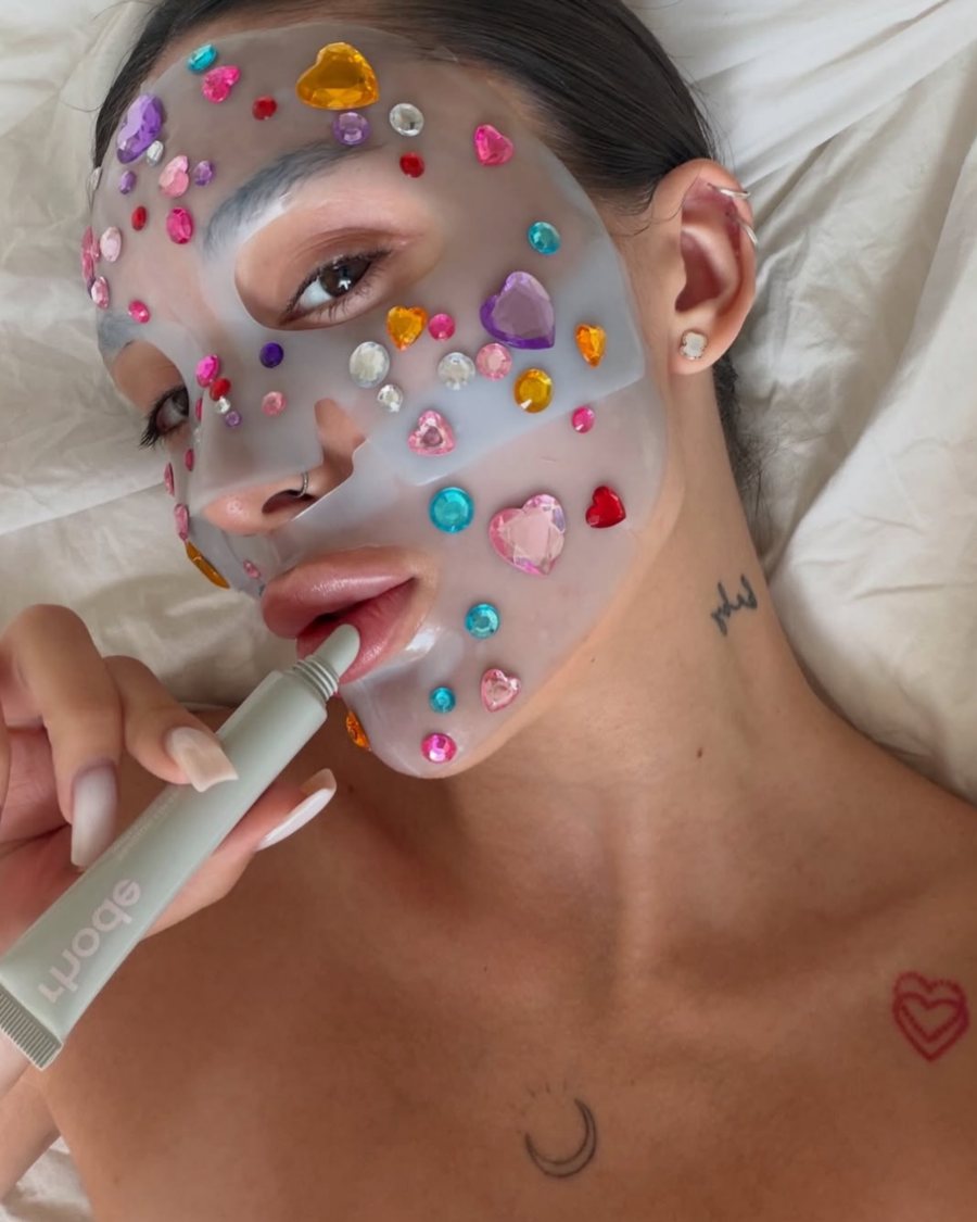 Mascarilla facial decorada con piedras de colores