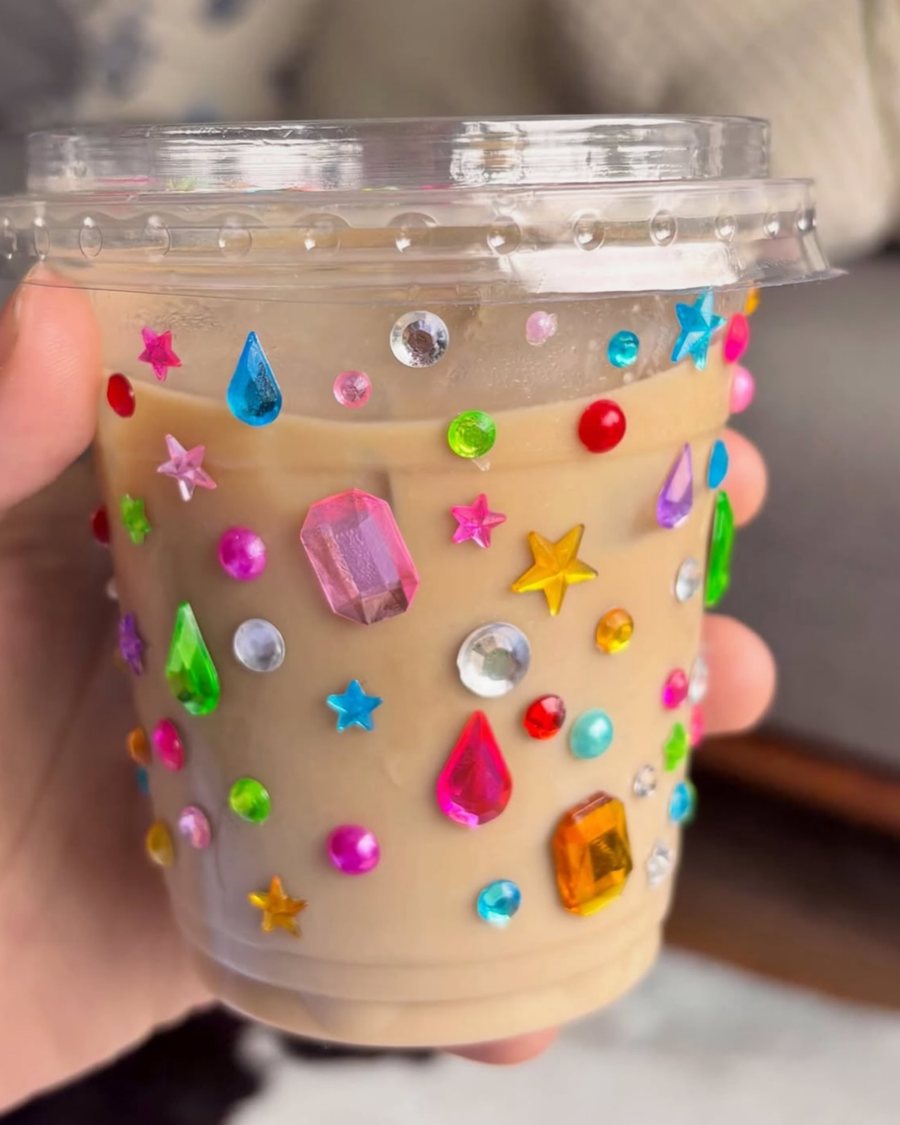 Vaso de café helado cubierto de piedras de colores