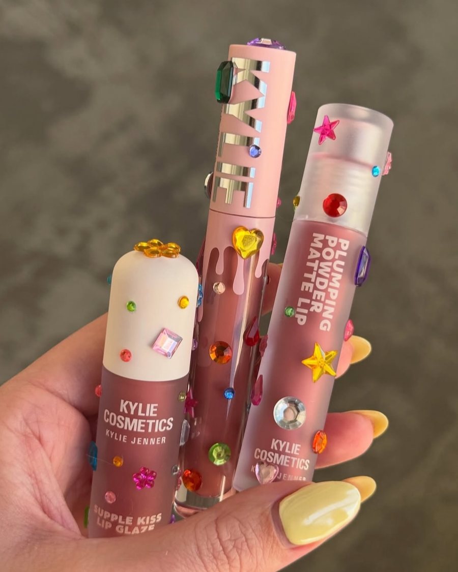 Labiales con piedras y estrellas pegadas