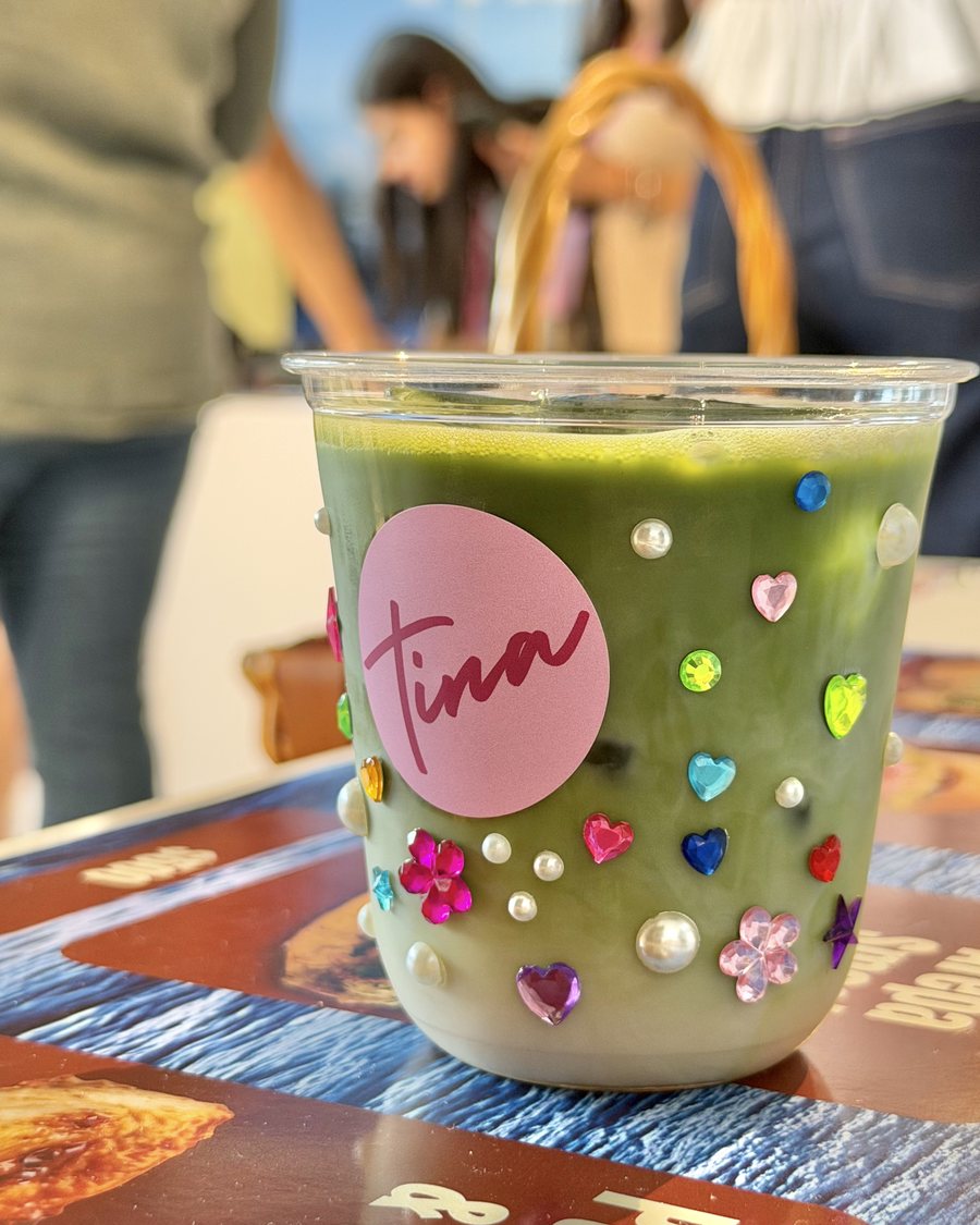 Vaso de matcha VeryMatcha decorado con corazones y perlas