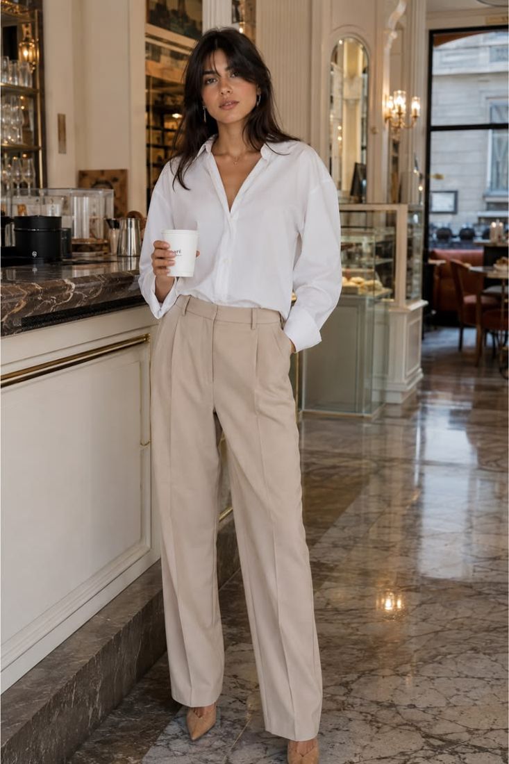 Look neutro: camisa blanca y pantalón crema