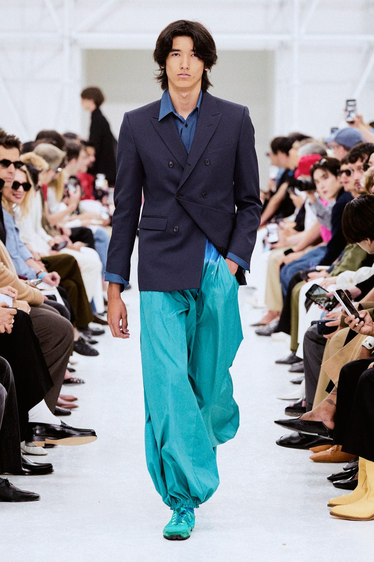 Modelo de Celine con blazer navy cruzado y pantalón turquesa