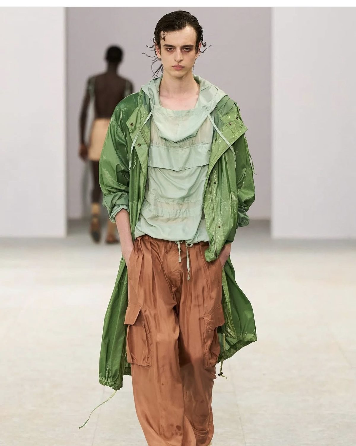 Modelo con parka y pantalón en verde claro, look monocromático de primavera 2027