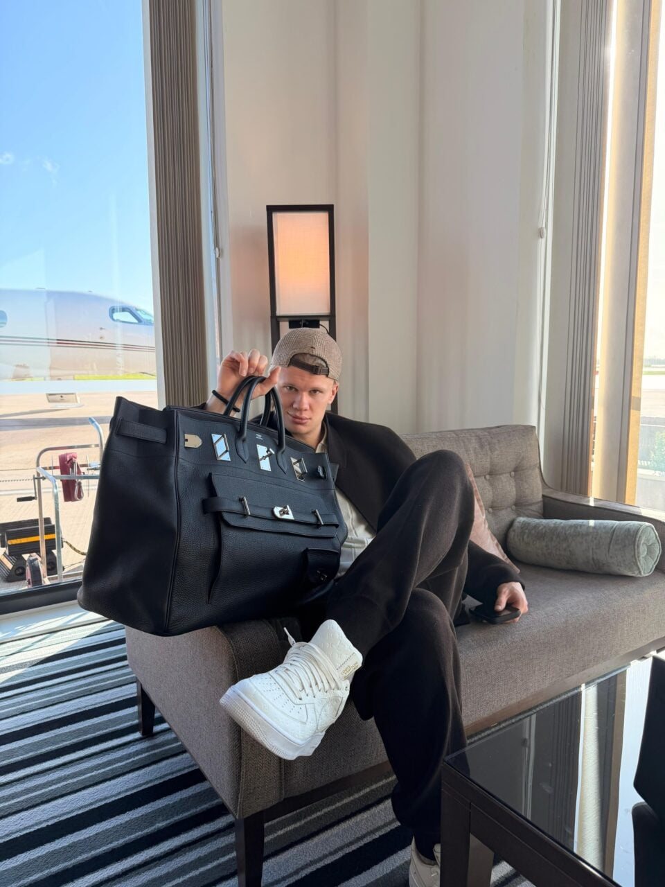 Erling Haaland con una Hermès HAC Birkin 50 durante el Mundial 2026