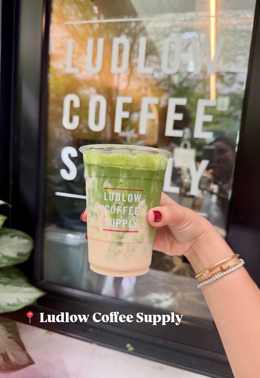 Matcha helado de Ludlow Coffee Supply frente a la vitrina del local