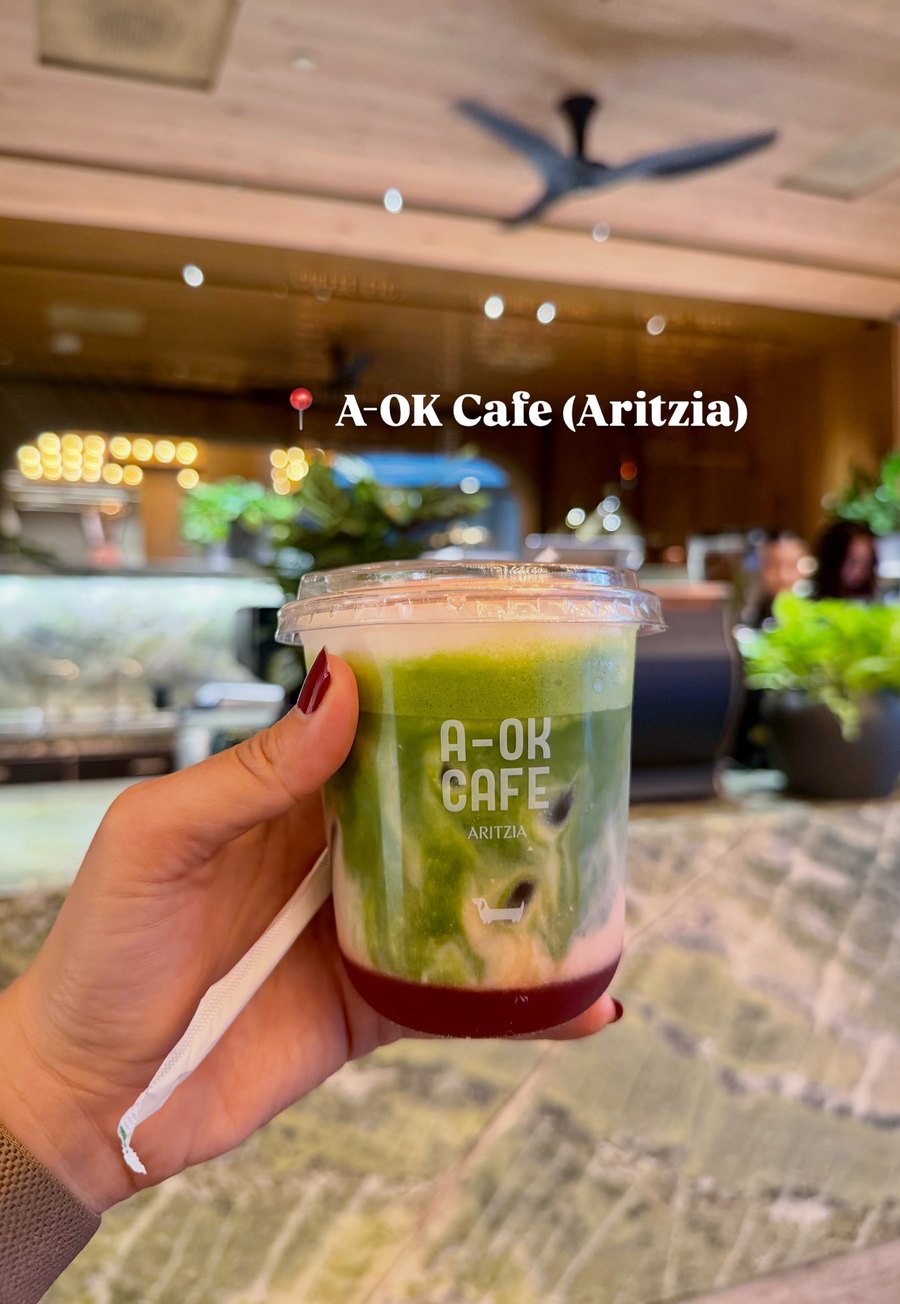 Matcha helado de A-OK Cafe sobre una base de fruta, dentro de la tienda de Aritzia