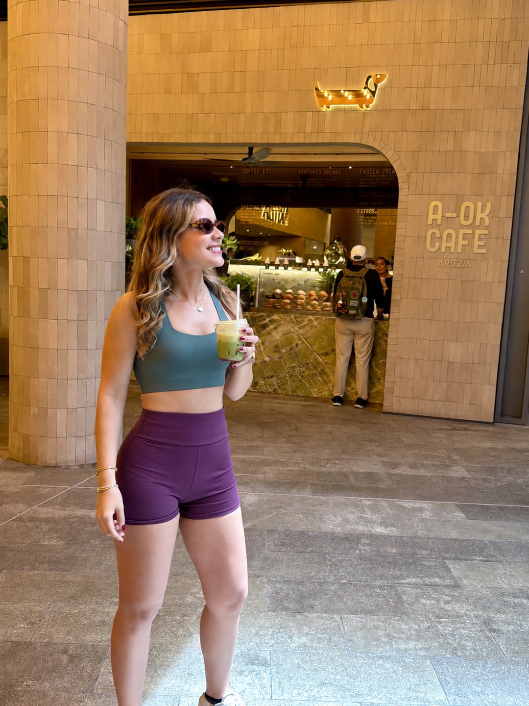 Macri con su matcha frente a la entrada del A-OK Cafe de Aritzia en Brickell