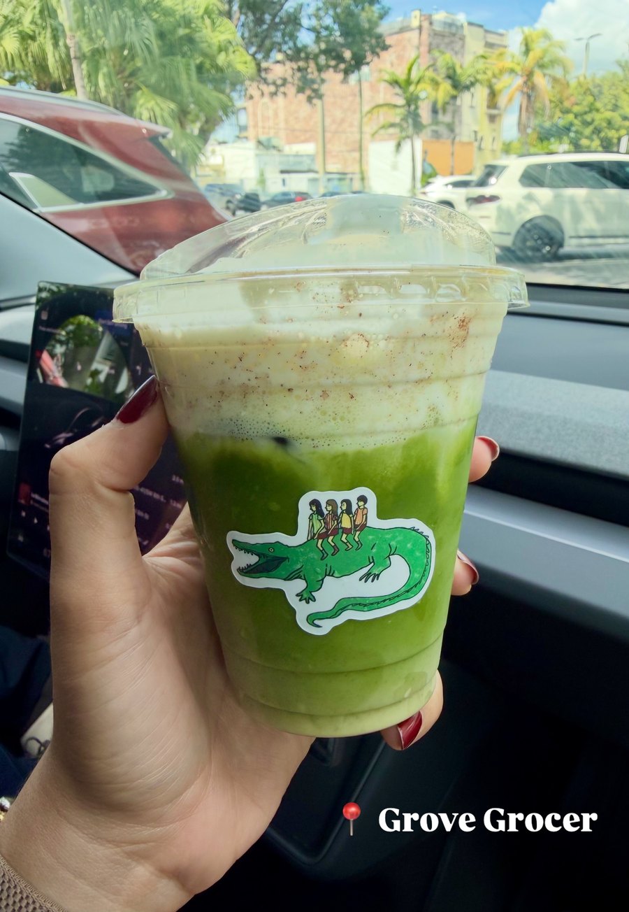 Matcha con espuma y canela de Grove Grocer, con Coconut Grove al fondo