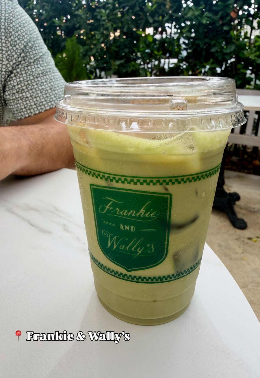 Matcha helado de Frankie and Wally's sobre una mesa de mármol