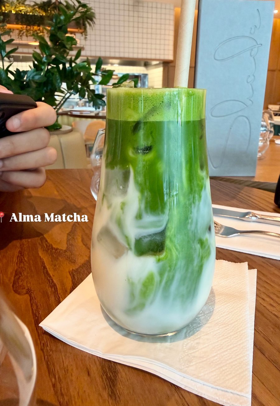 Matcha en vaso de vidrio con las capas visibles, de Alma Matcha
