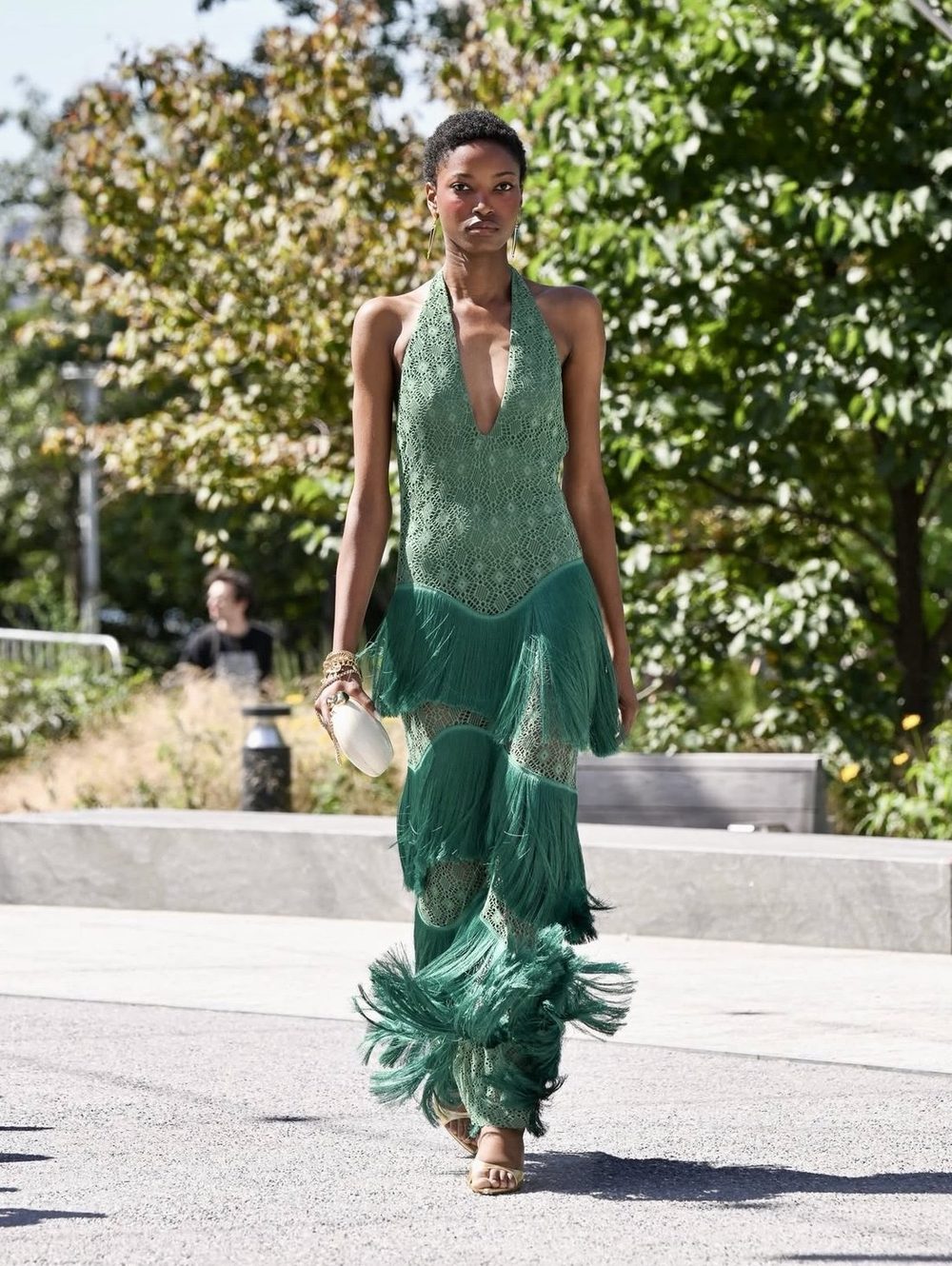 Vestido verde de crochet con escote en V y flecos en capas hasta el tobillo