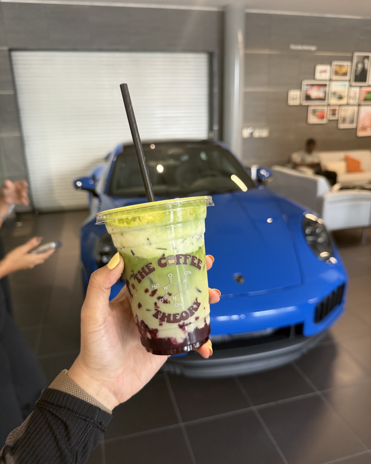 Matcha de Coffee Theory frente a un Porsche