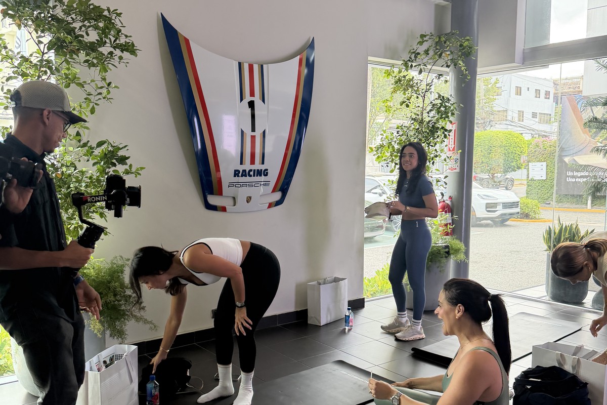 Clase de pilates dentro del showroom de Porsche