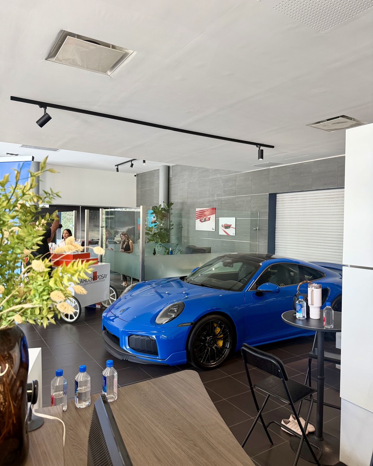 Porsche azul en el showroom durante el evento