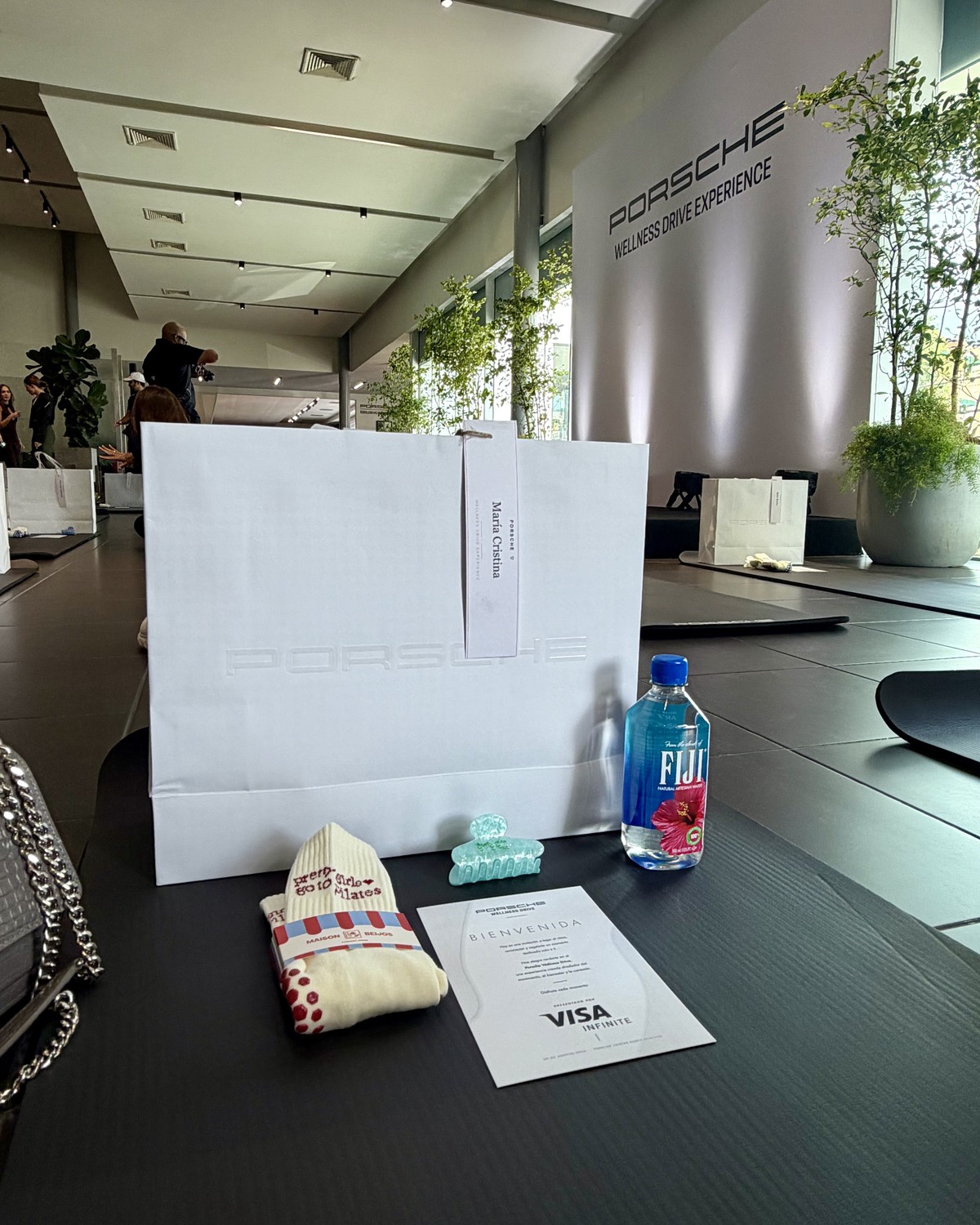Goodie bag de Porsche con la tarjeta de bienvenida