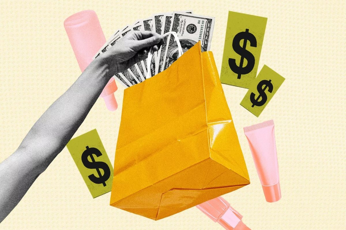Compra impulsiva: dinero saliendo de una bolsa de compras