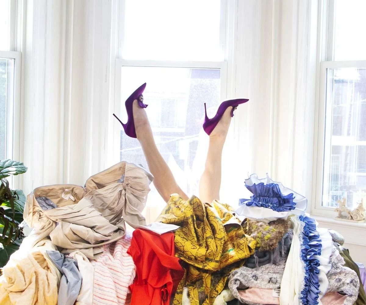 Perchero con ropa de colores — descubre tu estilo
