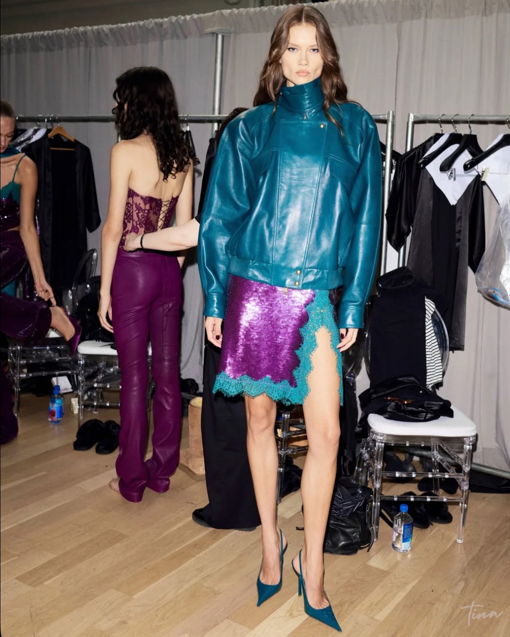 Modelo con chaqueta de cuero turquesa y falda de lentejuelas moradas con encaje