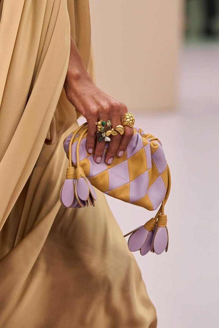 Bolso lila y mostaza: accesorio statement