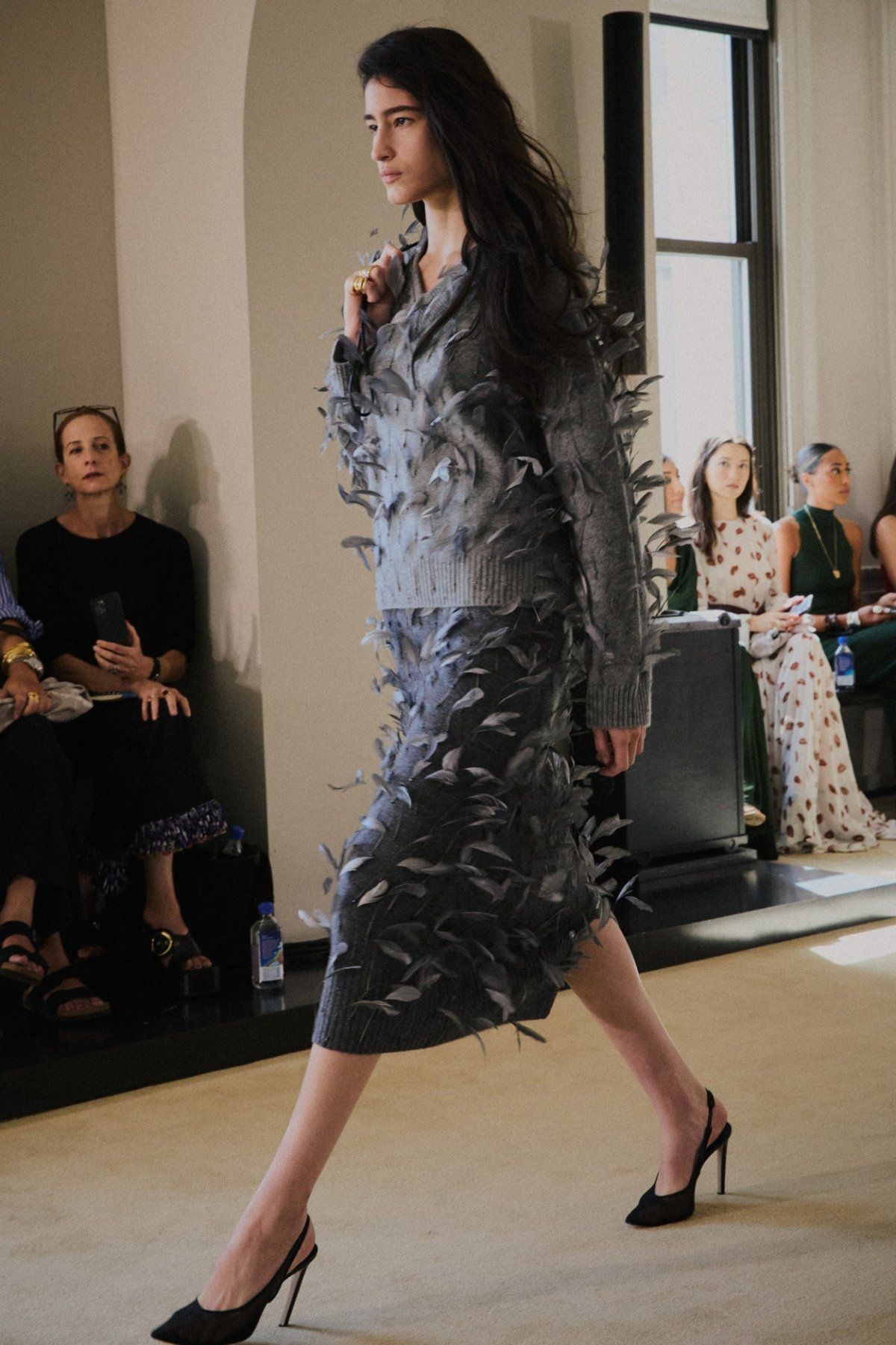 Conjunto de punto gris con plumas, Altuzarra Spring 2026
