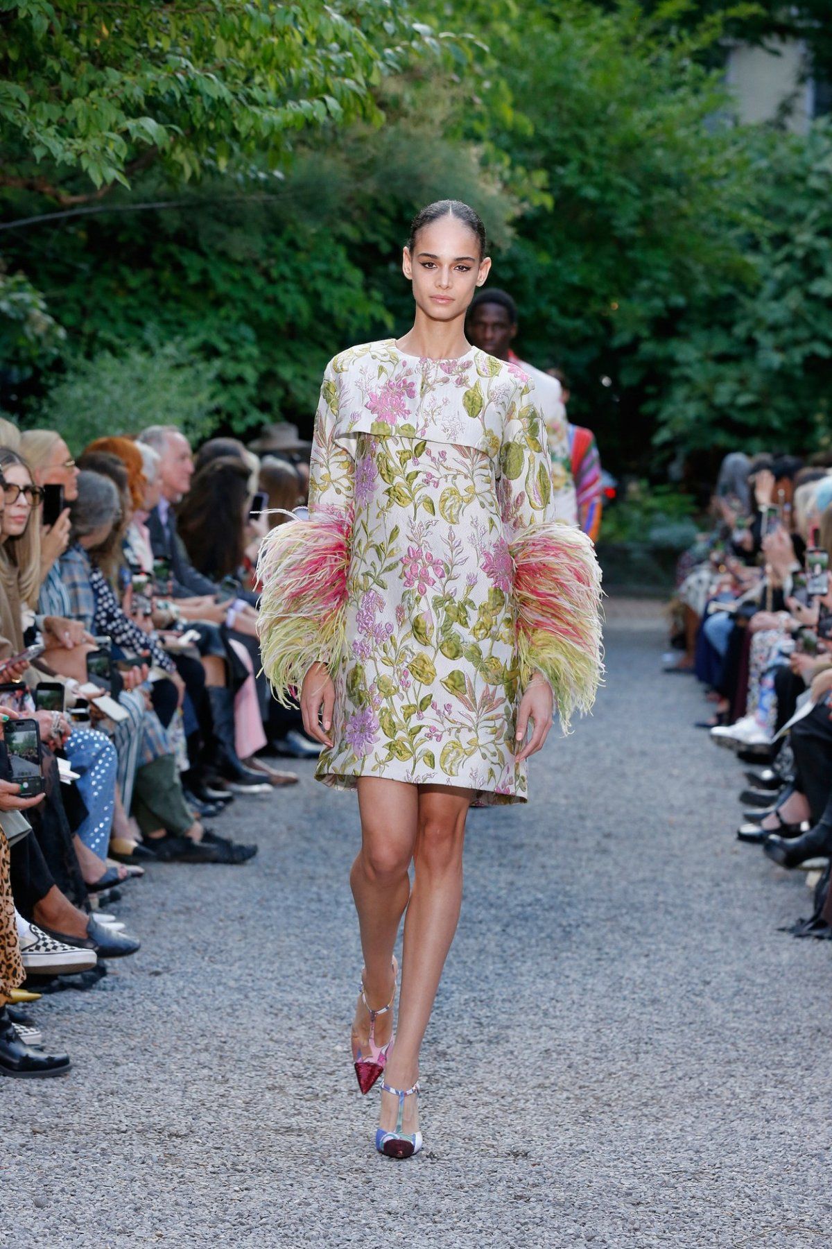Vestido floral brocado con mangas de plumas, Libertine Spring 2026