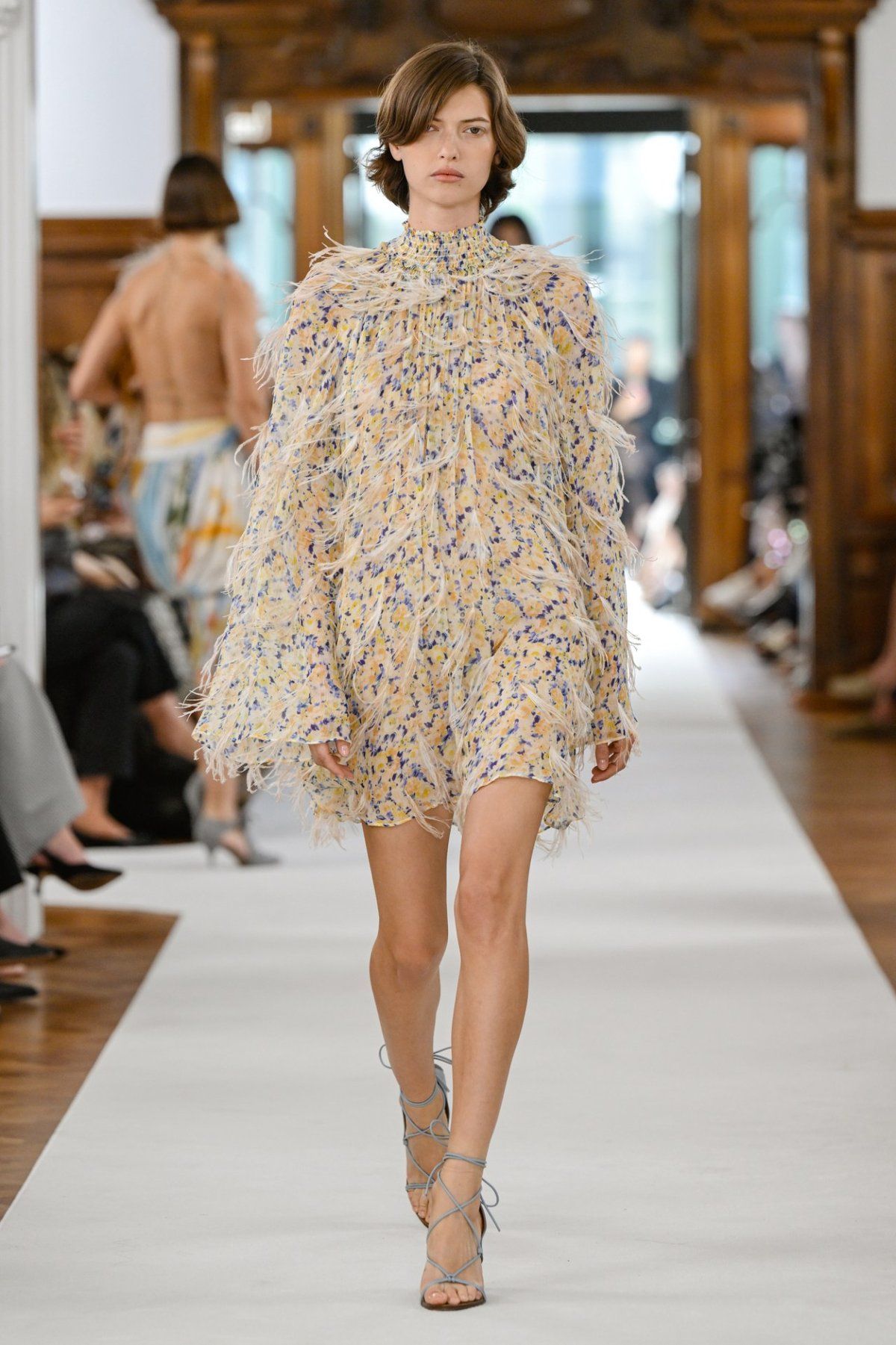 Vestido con fringe de plumas y print floral, Ulla Johnson Spring 2026