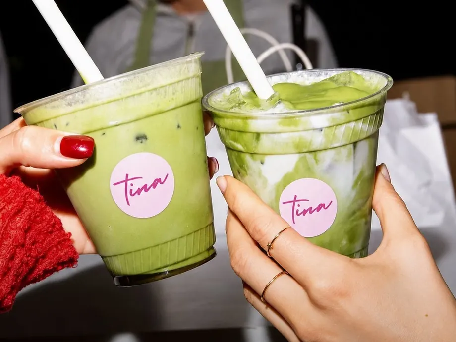Brindis con dos matcha helados de VeryMatcha con el sello Tina