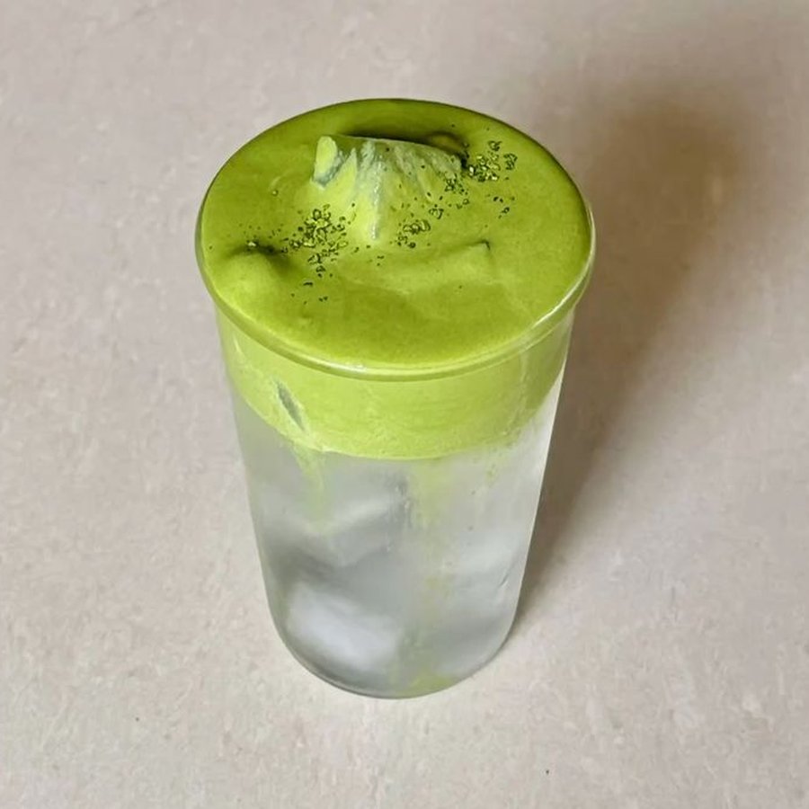 Coconut Matcha Cloud — agua de coco con matcha foam