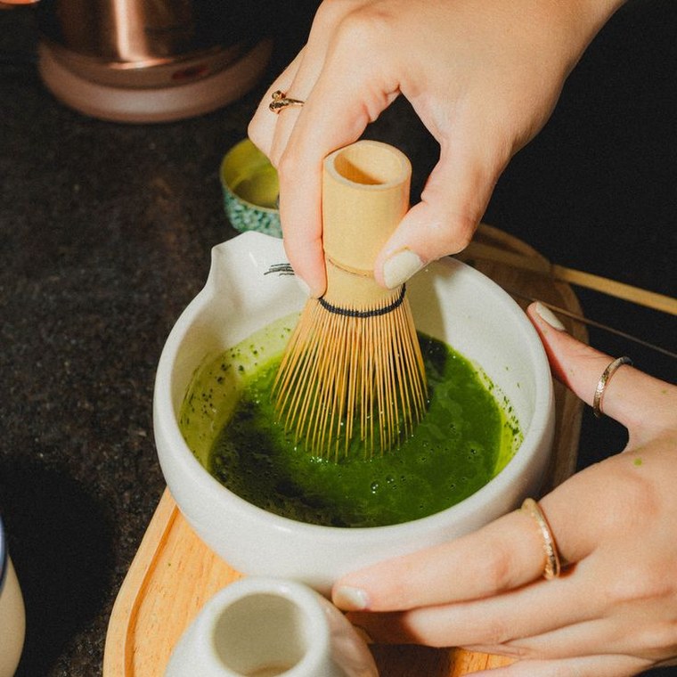 Matcha batido a mano con batidor de bambú