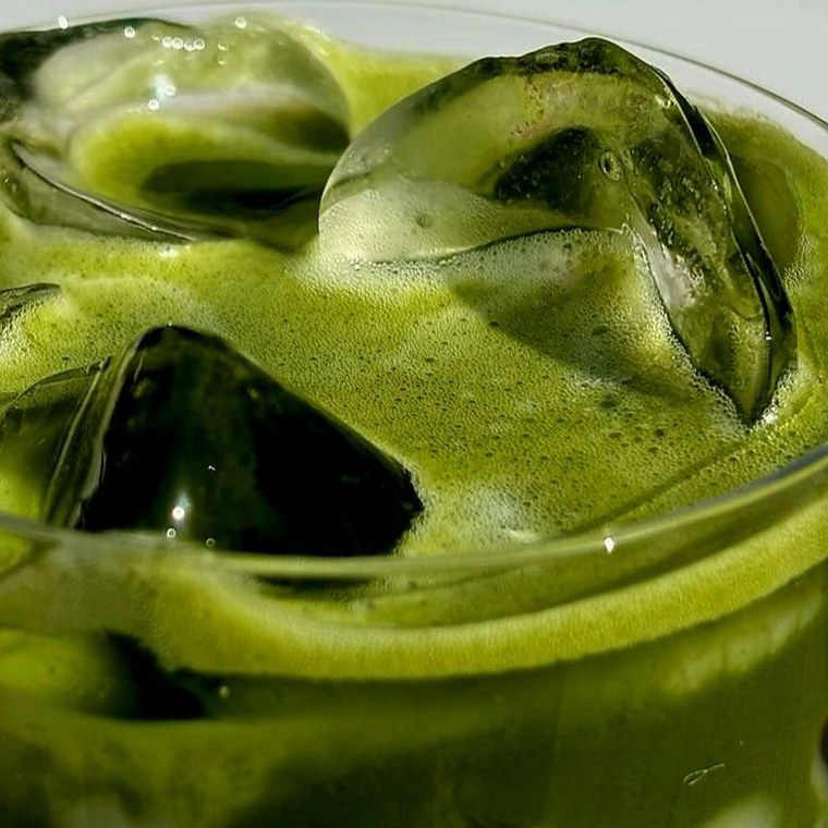 Matcha helado de color verde vivo
