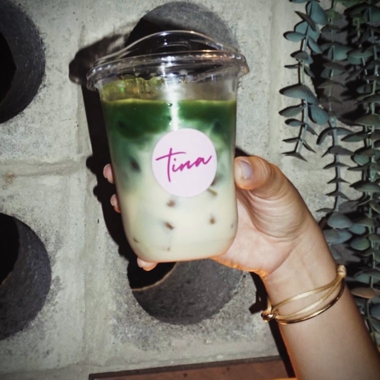 Vaso de VeryMatcha con el logo de Tina en un pop-up