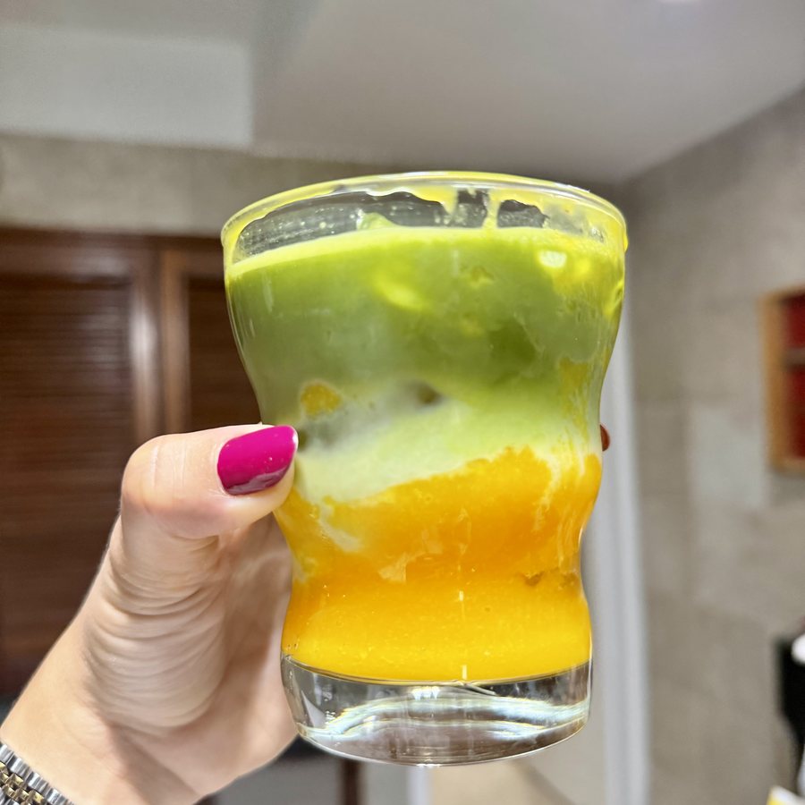 Mango Matcha de VeryMatcha, hecho a mano, en mano