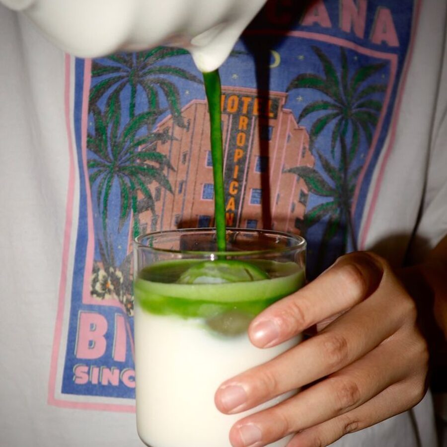 Matcha helado en mano en el pop-up