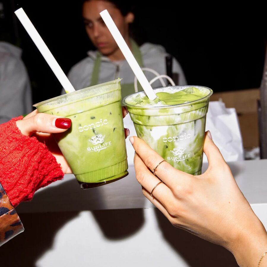 Brindis con dos matcha helados
