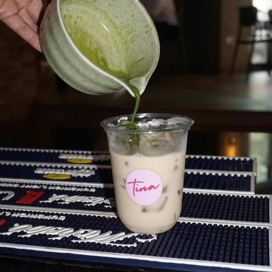 Matcha recién servido en vaso VeryMatcha con el sello de Tina