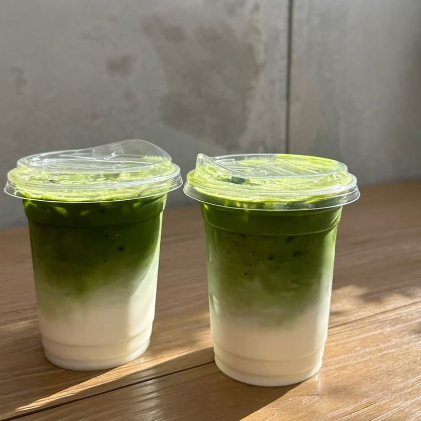 Dos matcha lattes helados sobre la mesa