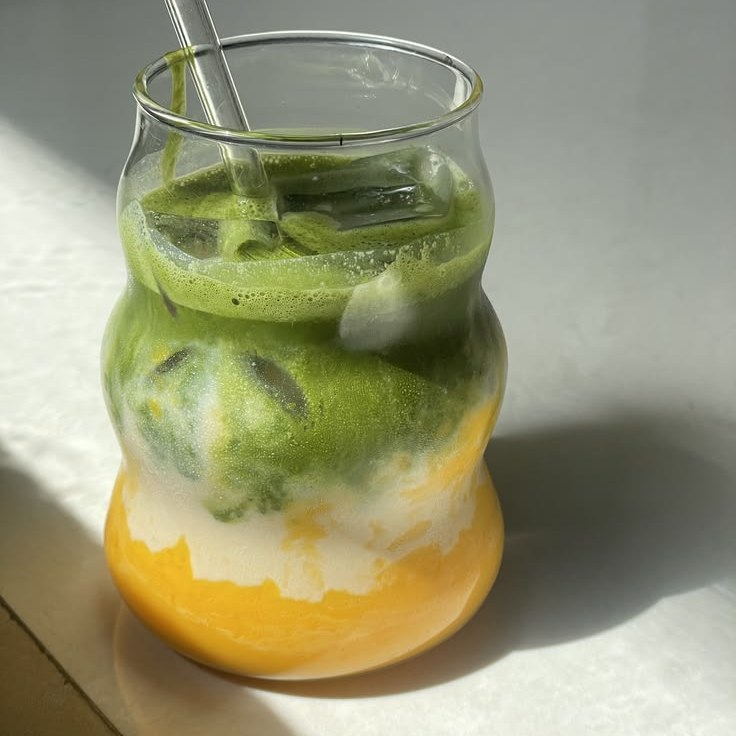 Mango Matcha — mango puree con matcha y leche de avena