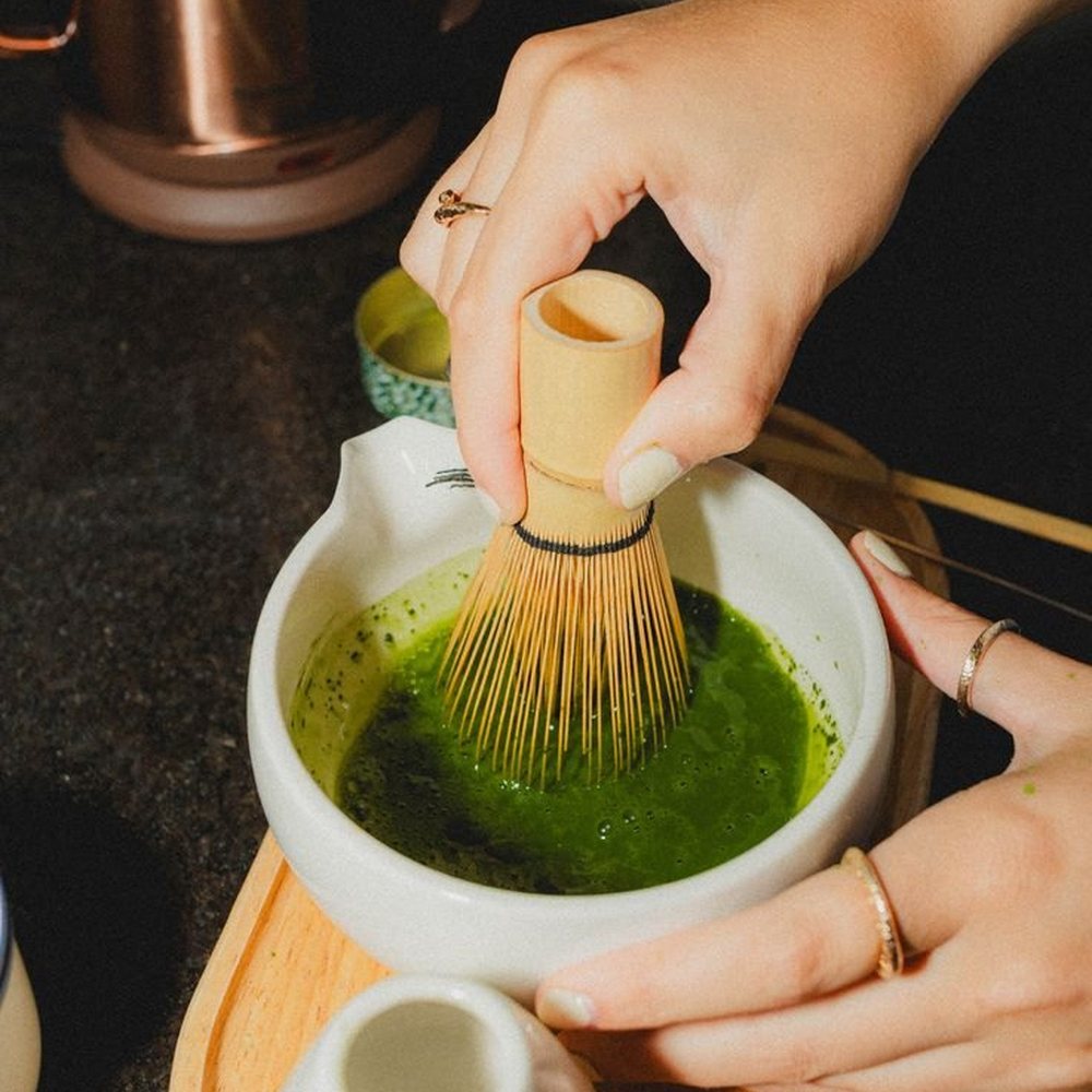 Batiendo matcha en el taller de Casa Ēquilibra