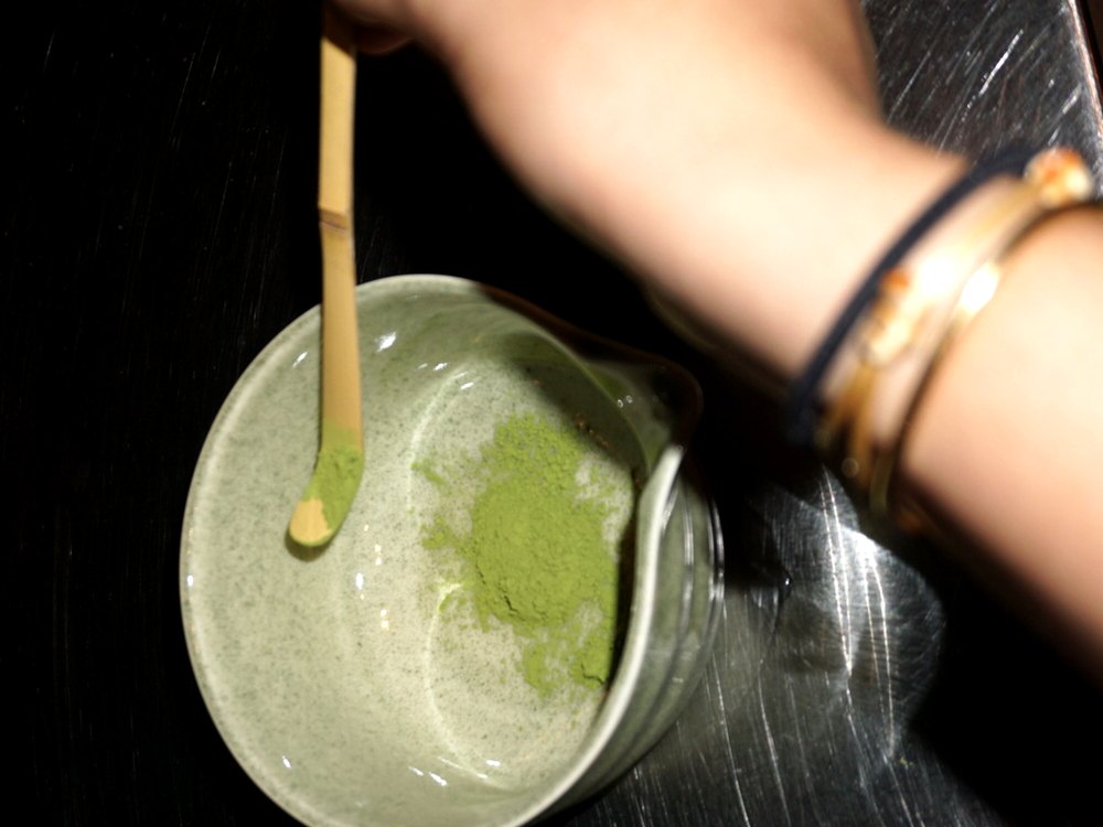 Dosificando matcha con el chashaku