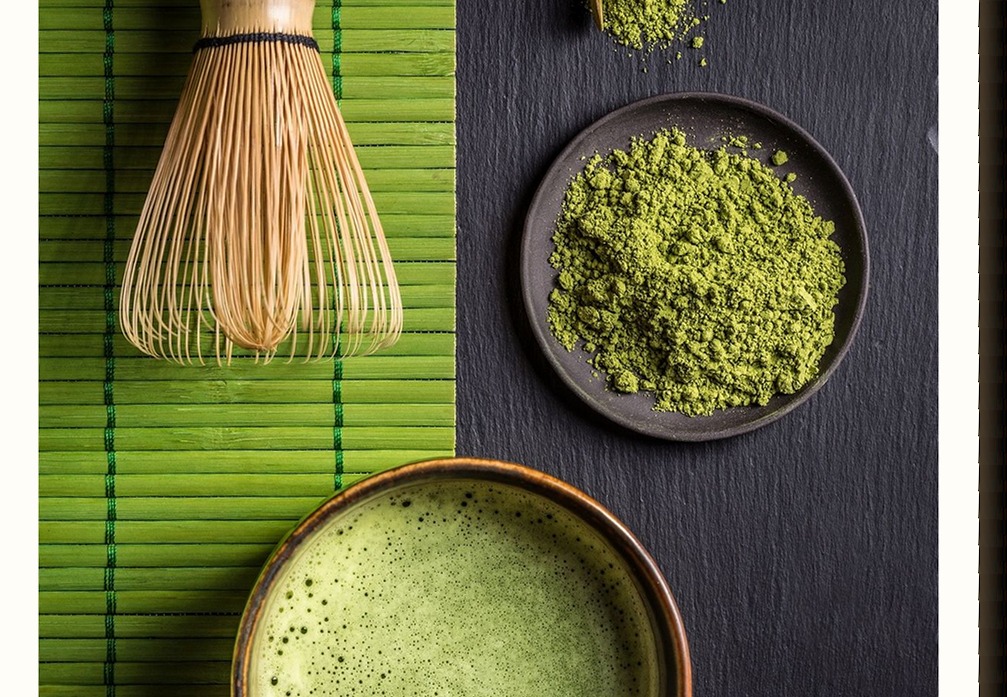 Chasen, chawan y matcha en polvo